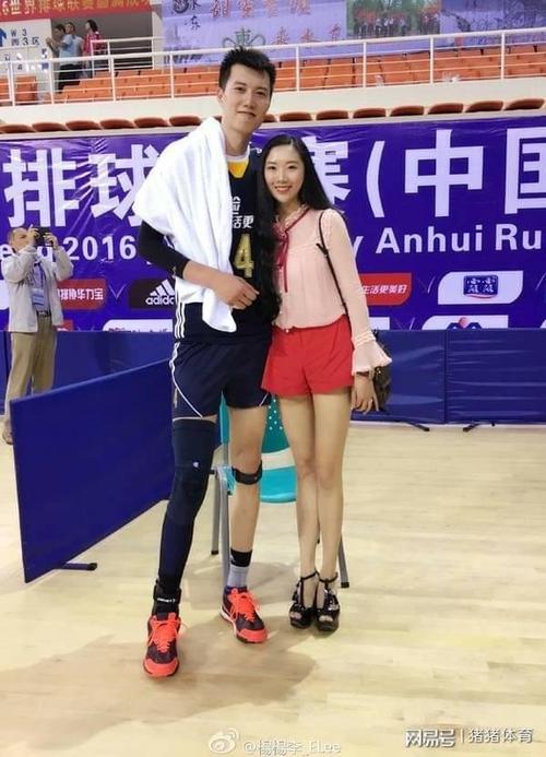 全家高颜值!张常宁母亲娶媳妇惊艳动人,女儿1米95谁能