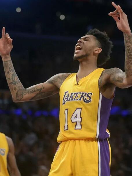 布兰登-英格拉姆10个篮板追平个人单场纪录