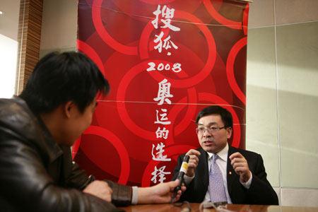 图文:体坛风云人物投票仪式 记者采访封和平