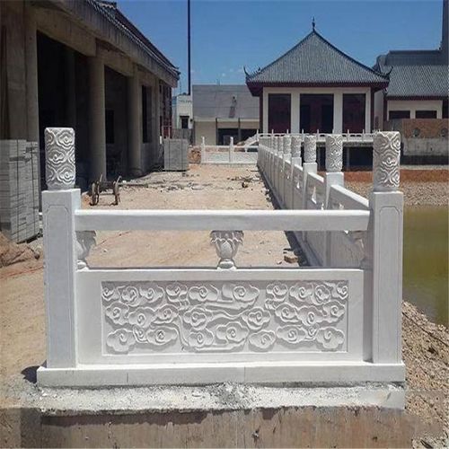 石雕石栏杆厂家加工 栏杆是由石材经过雕刻加工后而组合成的栏杆