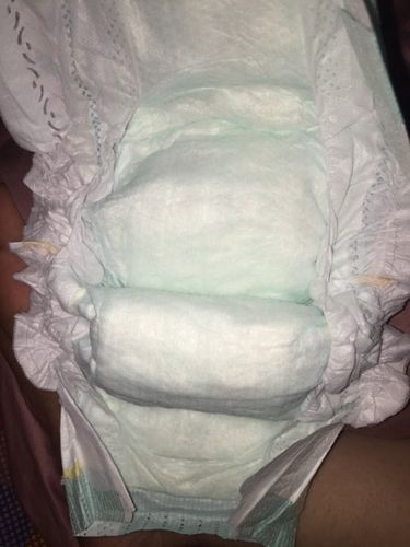 这个我最有经验可,尿布两侧不是有边边吗?吧边边弄起来就行了