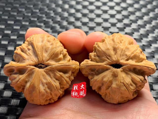 盘了两年的文玩核桃这么漂亮这玄武颜色绝了