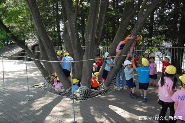 孩子们在大树下玩耍