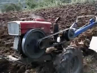 拖拉机 来自:soogif 点击添加到编辑器 在我的收藏中使用