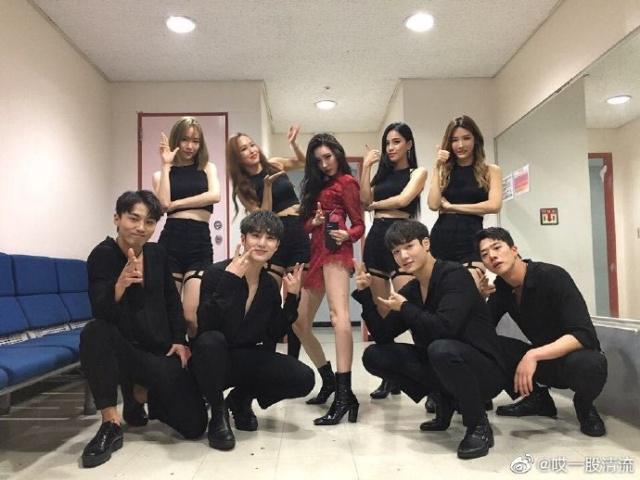 somi舞台被嘲,yg给的服装有问题!伴舞的服装比somi的