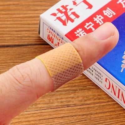 女生手指创口贴头像