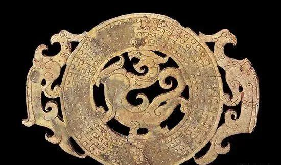 一件为双凤涡纹璧:在璧的下部两侧有对称的凤鸟纹附饰,凤高冠长尾,以