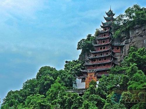 石宝寨位于重庆忠县境内长江北岸边,故又被称为"江上明珠".