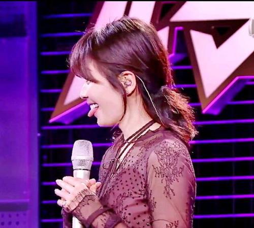 刘涛的小动作是挑眉吐舌头,一吐舌头真的好可爱.