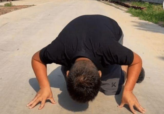 网红姜涛下跪磕头向粉丝道歉只会哈哈哈哈哈注定走不远