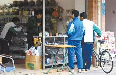 学校周边商店可赊账,你家孩子可能已经"负债累累"?
