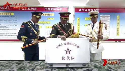 三军仪仗队:海军护旗手孙国祥抓枪,用力过大,造成失误