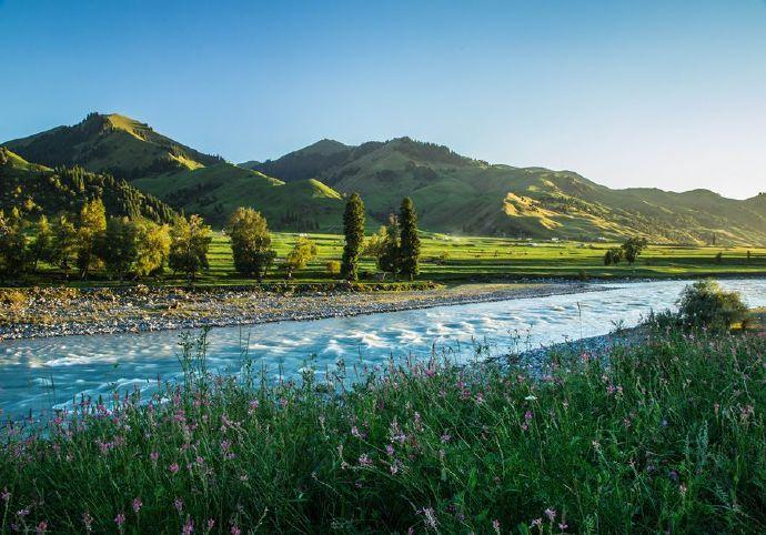 唐布拉风景区位于尼勒克县东部