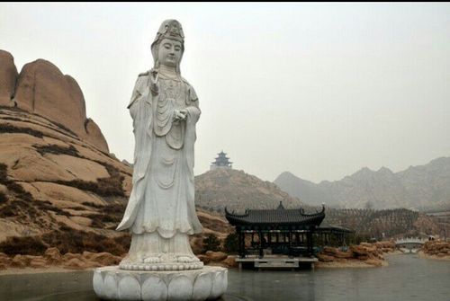 观音台观音菩萨,立于水面,背后有莲花山作为依托,遥望着五台山的观音