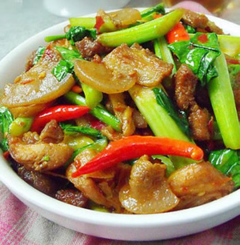 菜薹回锅肉的做法 主料: 五花肉 一斤 菜薹 五根 辅料: 红辣椒 适量