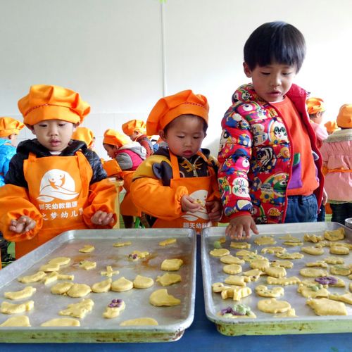 明天童之梦幼儿园这周烘焙课卡通饼干,我们来一起看看