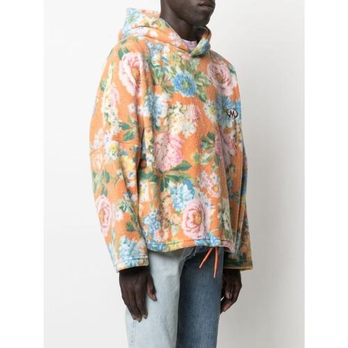 王嘉尔碎花穿搭