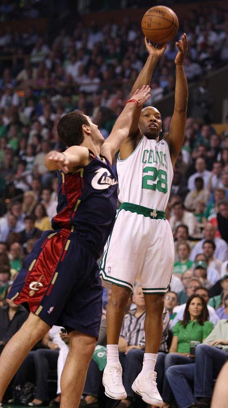 图文:[nba]骑士vs凯尔特人 卡塞尔投篮