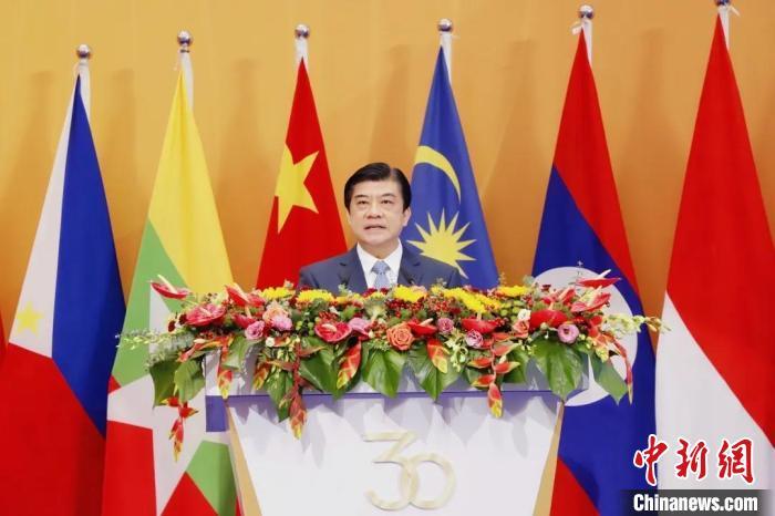 图为广西商务厅厅长杨春庭作主题演讲 广西商务厅供图