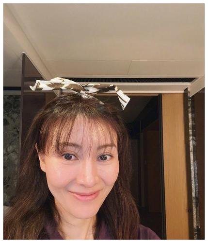50岁李嘉欣脸崩了?素颜照眼角鱼尾纹痕迹重,脸型干瘪被嘲显老态