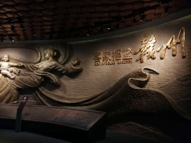 同学们在参观过程中被赣州悠久的历史文化和灿烂的客家民俗所深深吸引