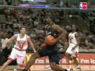 季后赛钓鱼之余,感受下詹姆斯年轻时恐怖的弹跳