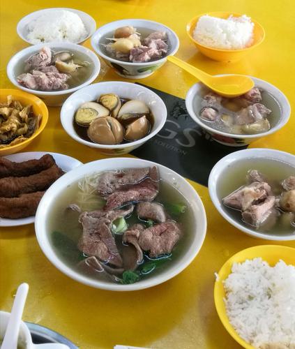 在新加坡的早餐店里品味肉骨茶早餐