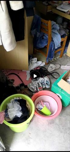 亲眼见她白毛衣穿了丢地上反手第二天直接捡起来穿  床上吃瓜子垃圾