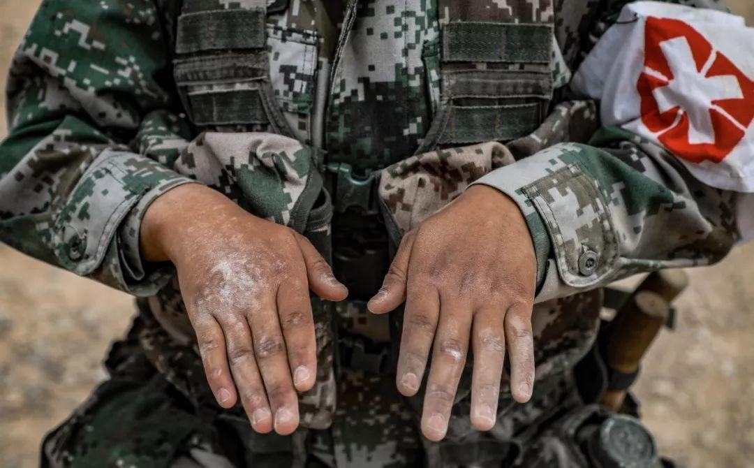 一次特殊的历练      在这里   似火的骄阳   晒黑了我们白皙的脸庞