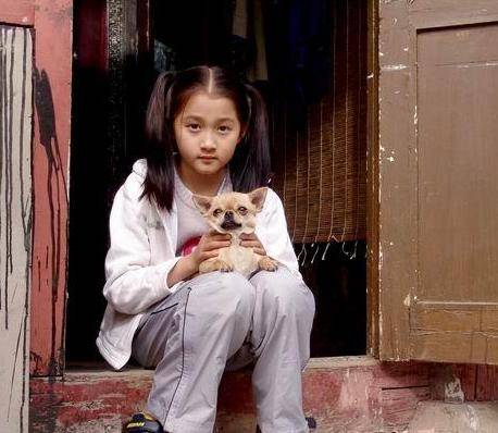 关晓彤童年照曝光,真是女大十八变啊难怪鹿晗会动心