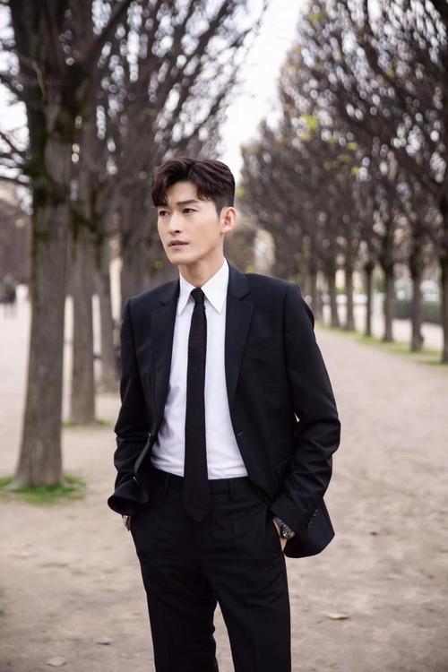 张翰穿黑色西装,帅气有度,满屏大男孩气场