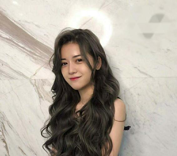 一些中长发好看的发型,烫完自然飘逸显气质,过年发型就该这么烫