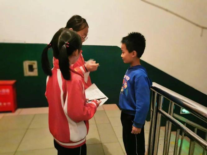 看我三年级小学生是这样做的: 纪律督查巡视员 他们带着红袖章,拿着