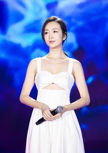 37岁王鸥穿衣胆大穿一件白色吊带连衣裙勾勒出来好身材真惊艳