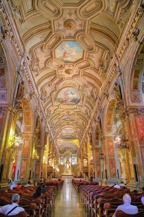 圣地亚哥大教堂,它正对着宪法广场,是智利最大规模的主教座堂.