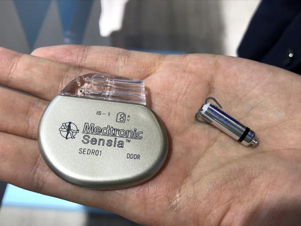 图为美敦力micra av双腔无导线起搏系统.陈瑶 摄