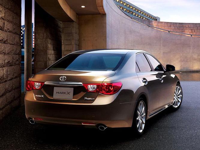 褐色海外锐志右后方