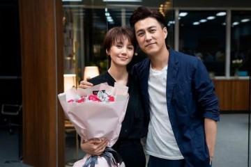 靳东妻子单独带儿子治病旧日世界巨星一身黑满脸瘦弱风景不再