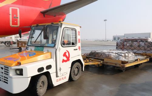 内蒙古机场地服:一辆"党员号"行李牵引车的故事