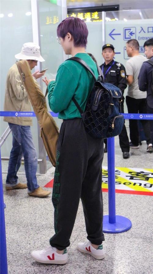 李宇春体重增加了多少穿这么宽松的毛衣结实这身材看着别扭