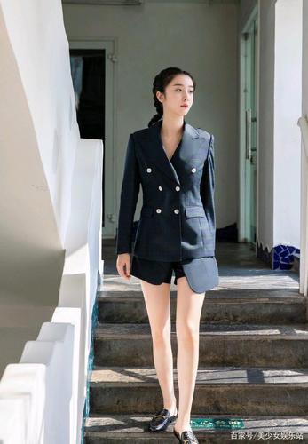 穿长款礼服裙的赵小棠,非常妩媚动人,大v领低胸的设计,显出修长的