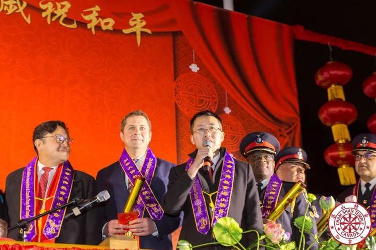 万人齐聚湛山欢庆新春,敲钟贺岁祝和平!