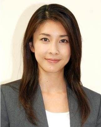 竹内结子生子后首次露面,笑容满面状态极佳,她的笑容真是迷人