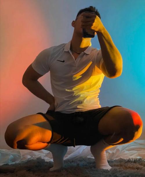 壮实的运动型男生简单的动作拍出不一样的艺术写真视觉感超棒