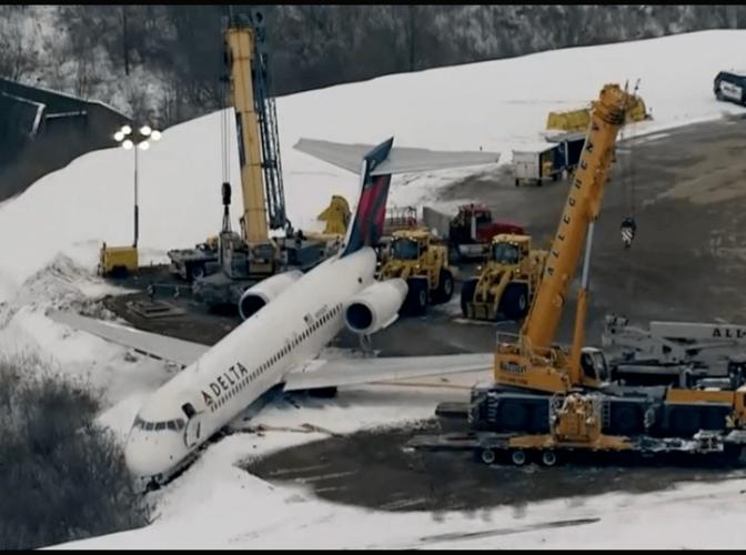 悦享飞机冲出跑道匹兹堡机场出现惊险一幕