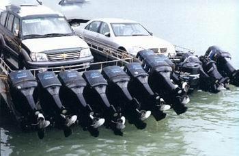 【赖昌星的走私快艇安装多部推进器,为了快速摆脱缉私警察的追捕.】