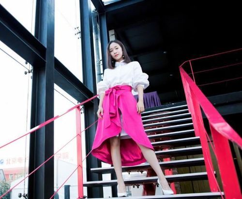 刘美含半扎丸子头,十分俏丽动人,减龄万分,看起来就像是18岁的姑娘.