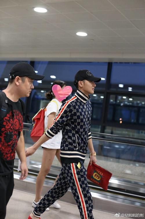 [黄子韬][新闻]180610 黄子韬现身上海机场 一身气场