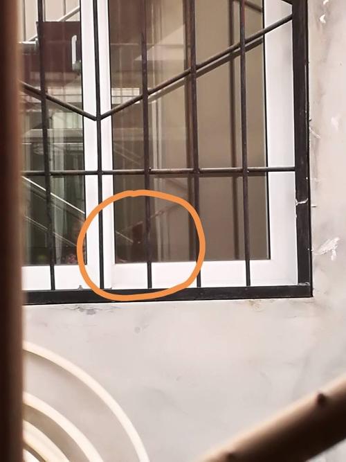 风水邪物挡煞邻居对着我家窗台放了一个,类似瓶子的东西黑色,瓶口和