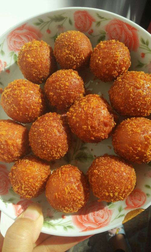  p>软炸黄金球是一种食品,制作原料有南瓜,糯米粉,生花生等. /p>